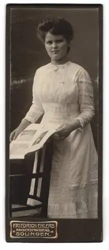 Fotografie Friedrich Ehlers, Solingen, Kaiserstrasse 45, Frau mit Buch