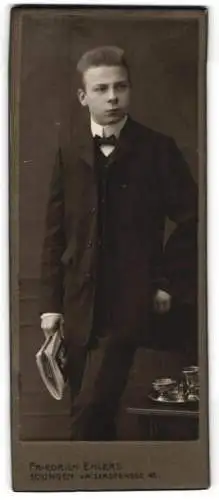 Fotografie Friedrich Ehlers, Solingen, Kaiserstrasse 45, Junge im Anzug mit Fliege