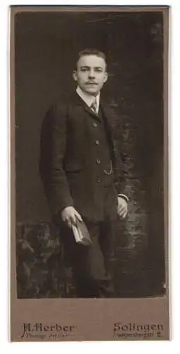 Fotografie H. Herber, Solingen, Weyersbergstr. 2, Eleganter Herr mit Buch