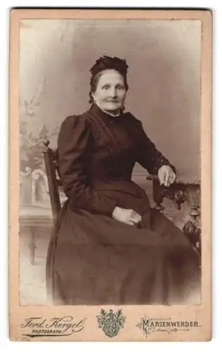 Fotografie Ferd. Kergel, Marienwerder, Sitzende Dame in elegantem Kleid