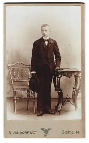 Fotografie A. Jandorf & Co., Berlin, Grosse Frankfurterstr. 113, Junger Mann mit elegantem Anzug