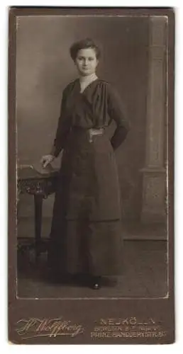Fotografie Hermann Wolffberg, Neukölln, Bergstrasse 9, Porträt einer Dame