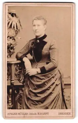 Fotografie Atelier Müller, Dresden, Marien-Strasse 26, Dame im eleganten Kleid