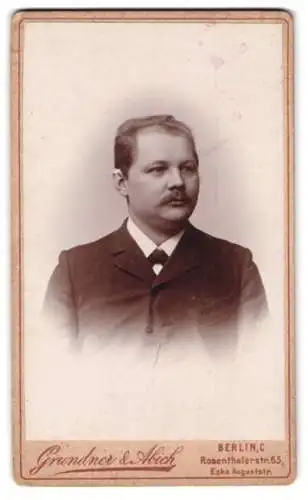 Fotografie Grundner & Abich, Berlin, Rosenthalerstr. 65, Porträt eines Herren mit Schnurrbart