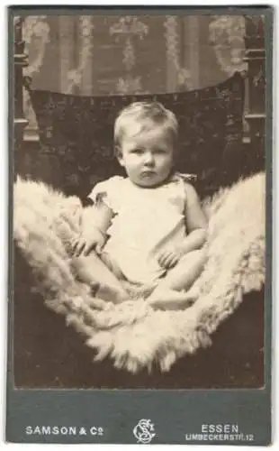 Fotografie Samson & Co, Essen, Limbeckerstr. 12, Portrait eines kleinen Kindes auf einem Stuhl