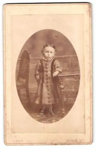 Fotografie R. Fath, Halberstadt, Lindenweg 21, Kind am Tisch