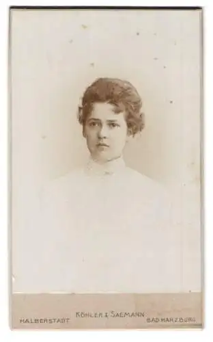Fotografie Köhler & Saemann, Halberstadt, Heinrich Juliusstr. 8, Porträt einer jungen Frau