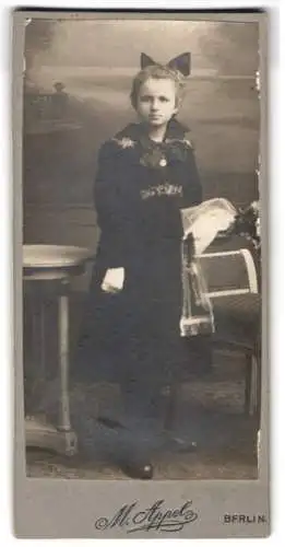 Fotografie M. Appel, Berlin, Invalidenstr. 129, Mädchen in elegantem Kleid mit Schleife