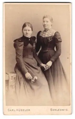 Fotografie Carl Hüseler, Schleswig, Stadtweg 147, Zwei Damen in eleganter Kleidung
