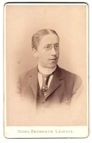 Fotografie Georg Brokesch, Leipzig, Zeitzerstrasse 2, Porträt eines Mannes mit Brille