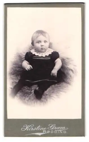 Fotografie Kirstine Gram, Rødding, Kleinkind auf Fell