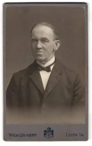 Fotografie Wilh. Leukert, Leipa, Brückenstrasse, Porträt eines älteren Mannes