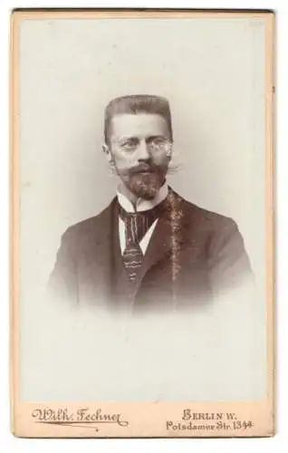 Fotografie Wilh. Fechner, Berlin, Potsdamer Str. 134, Eleganter Herr mit Bart