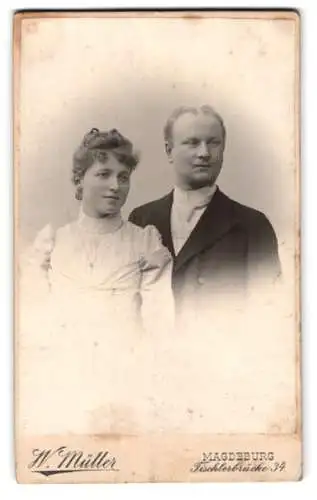 Fotografie W. Müller, Magdeburg, Tischlerbrücke 34, Elegantes Paar im Porträt