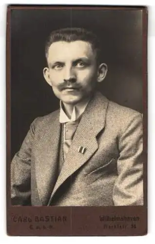 Fotografie Carl Bastian, Wilhelmshaven, Marktstr. 36, Porträt eines ernsten Mannes