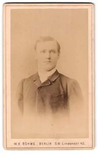 Fotografie W.K. Böhme, Berlin, Lindenstrasse 43, Portrait eines jungen Mannes