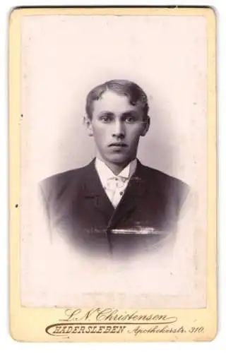 Fotografie L. N. Christensen, Hadersleben, Apothekerstrasse 310, Porträt eines jungen Mannes