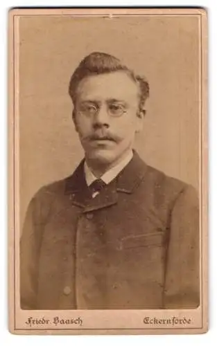 Fotografie Friedr. Baasch, Eckernförde, Nicolaistr. 47, Porträt eines Mannes mit Brille