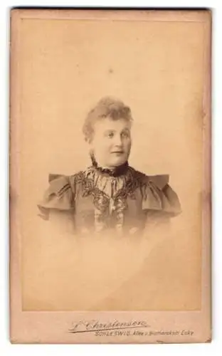 Fotografie L. Christensen, Schleswig, Allee Ecke Bismarckstr., Damenporträt mit aufwendiger Kleidung