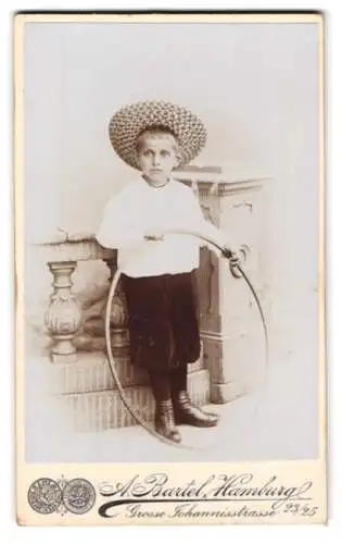 Fotografie A. Bartel, Hamburg, Grosse Johannisstrasse 23/25, Knabe mit Reifen und Strohhut