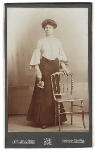 Fotografie Atelier Osten, Frankfurt am Main, Frankfurter Allee 109/112, Frau mit Blumenstrauss