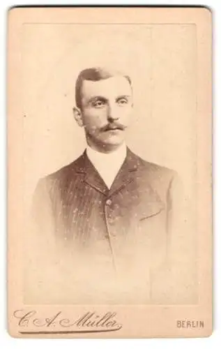 Fotografie C. A. Müller, Berlin, Chausseestrasse 40, Porträt eines Herrn
