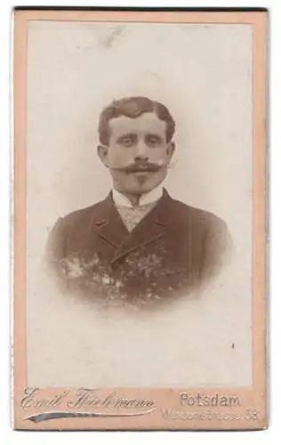 Fotografie Emil Thielemann, Potsdam, Waisenstrasse 38, Portrait eines Herrn mit markantem Schnurrbart