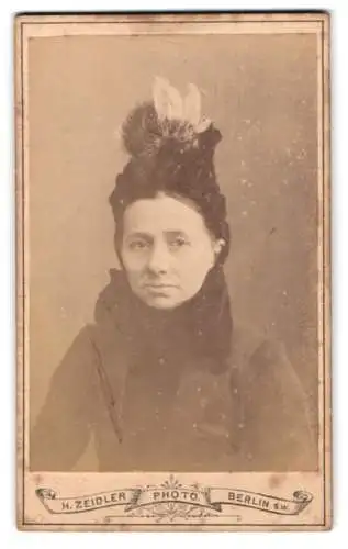Fotografie H. Zeidler, Berlin, Jerusalemerstrasse 59, Porträt einer Dame mit Federhut