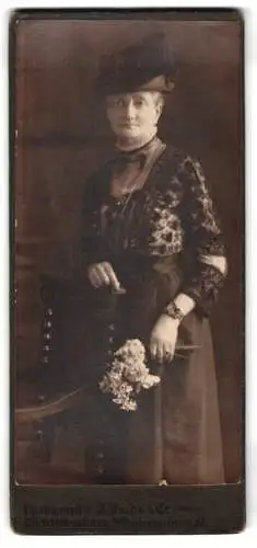 Fotografie J. Fuchs & Co., Charlottenburg, Wilmersdorferstrasse 57, Dame mit Hut und Blumen