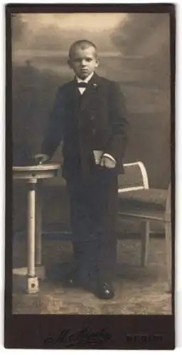 Fotografie M. Appel, Berlin, Neue Königstr. 2, Knabe im Anzug mit Tisch