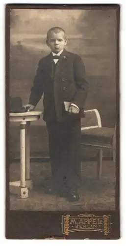 Fotografie M. Appel, Berlin, Neue Königsstr. 2, Knabe im Anzug mit Tisch