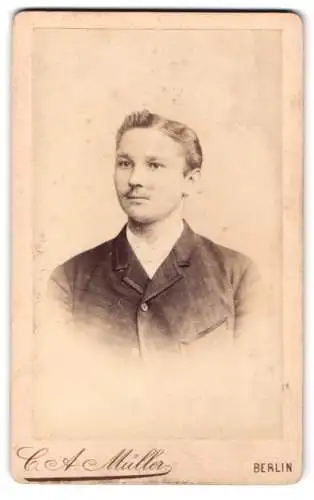 Fotografie C. A. Müller, Berlin, Chausseestrasse 40, Porträt eines jungen Mannes