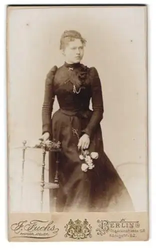 Fotografie E. Fuchs, Berlin, Friedrichstrasse 108, Elegante Dame mit Blumen