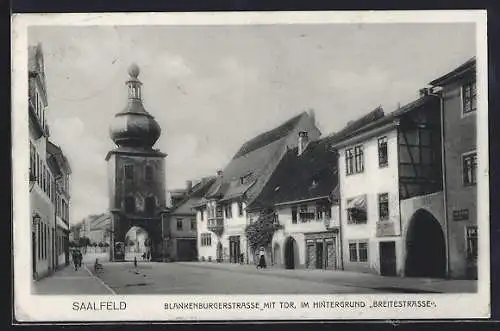 AK Saalfeld / Saale, Blankenburgerstrasse mit Tor, im Hintergrund Breitestrasse