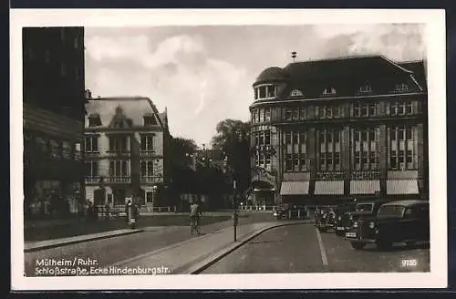 AK Mülheim /Ruhr, Schlossstrasse Ecke Hindenburgstrasse mit Autos und Geschäften