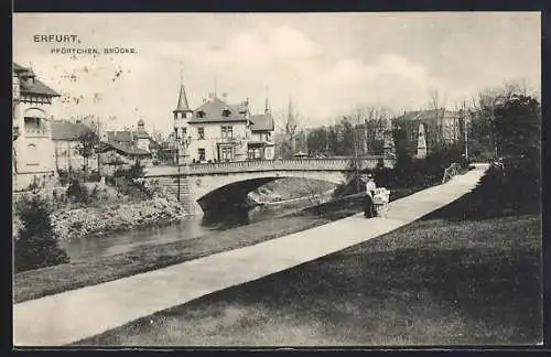 AK Erfurt, Flaneurin mit Kinderwagen nahe der Pförtchenbrücke