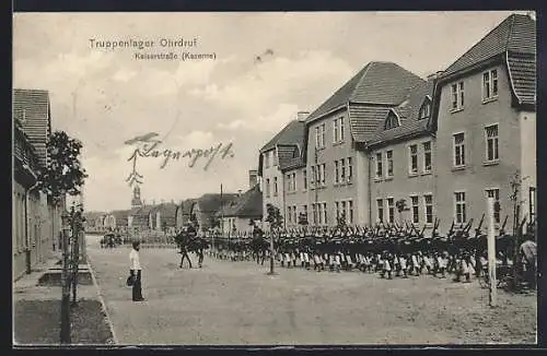 AK Ohrdruf, Truppenparade auf der Kaiserstrasse in der Kaserne