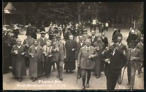 Foto-AK Bad Mergentheim, Kurgäste mit Heilwasser-Gläsern beim Spaziergang, 1926