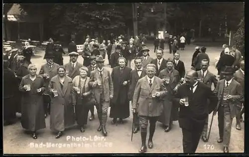 Foto-AK Bad Mergentheim, Gruppe von Kurgästen mit Heilwasser-Gläsern beim Spaziergang, 1926