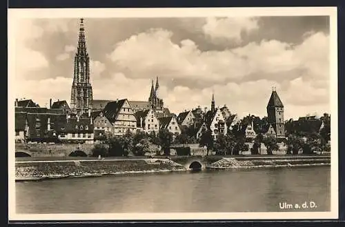AK Ulm a. d. D., Uferpartie mit Blick auf die Kirche