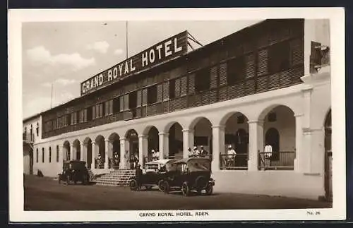 AK Aden, Grand Royal Hotel, Autos vor dem Eingang