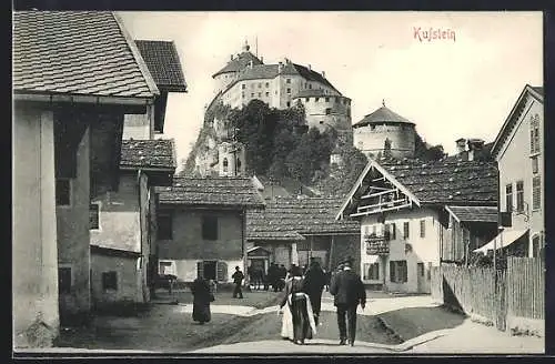 AK Kufstein, Strassenpartie mit Blick zur Festung
