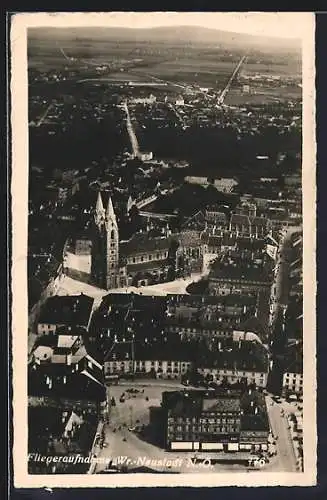 AK Wr.-Neustadt /N.-Ö., Strassenpartie mit Kirche