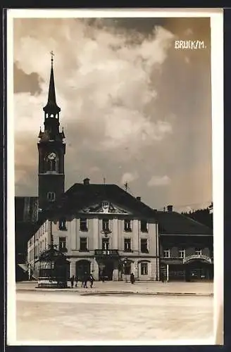 AK Bruck an der Mur, Rathaus, dahinter die Kirche