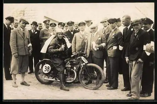 Foto-AK München, Rennfahrer auf AJS Motorrad