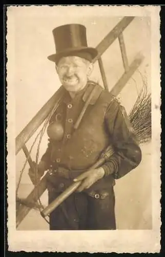 Foto-AK Schornsteinfeger mit Leiter