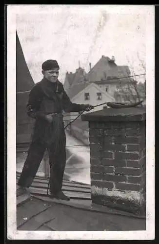 Foto-AK Schornsteinfeger beim Kaminkehren
