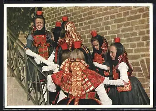 AK Schwälmerinnen in Tracht am Erntedanktag