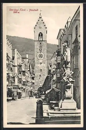 AK Sterzing, Neustadt-Partie mit Uhrenturm & Denkmal-Statue