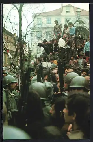 AK Befreites Portugal, Militär und Demonstranten auf der Strasse